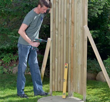 Andre vegsektionen til utedusj Den andre vegsekjonen settes på plass mot den første seksjonen